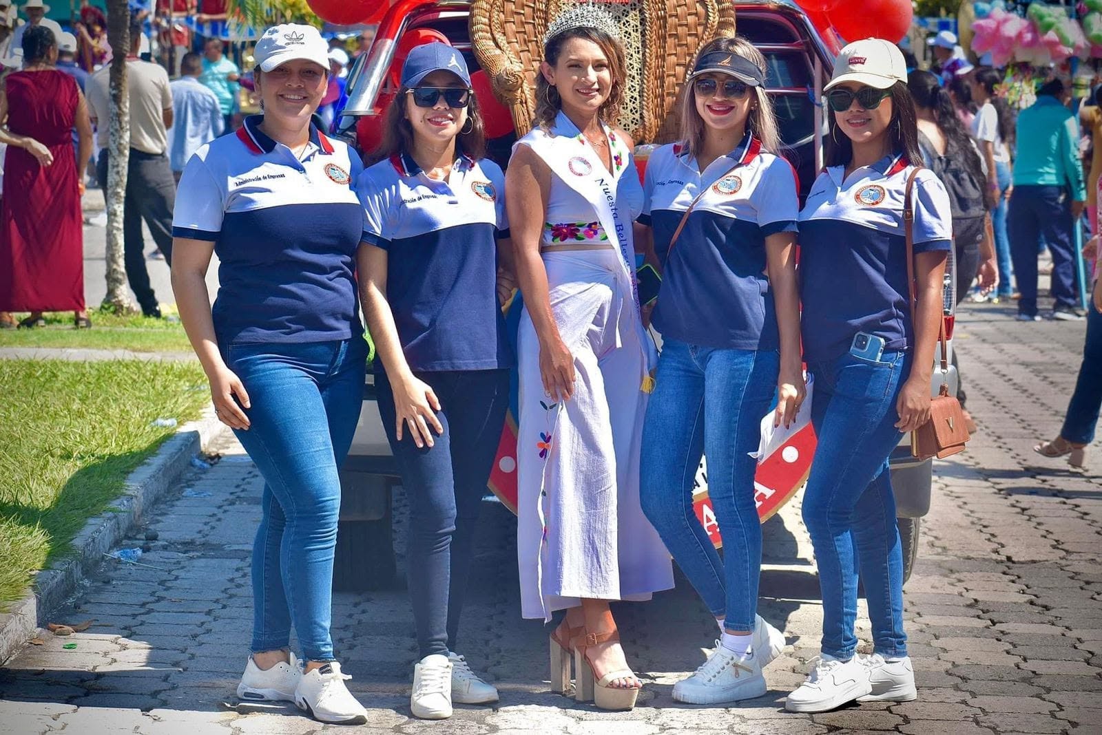 Estudiantes en desfile de Nueva Concepción